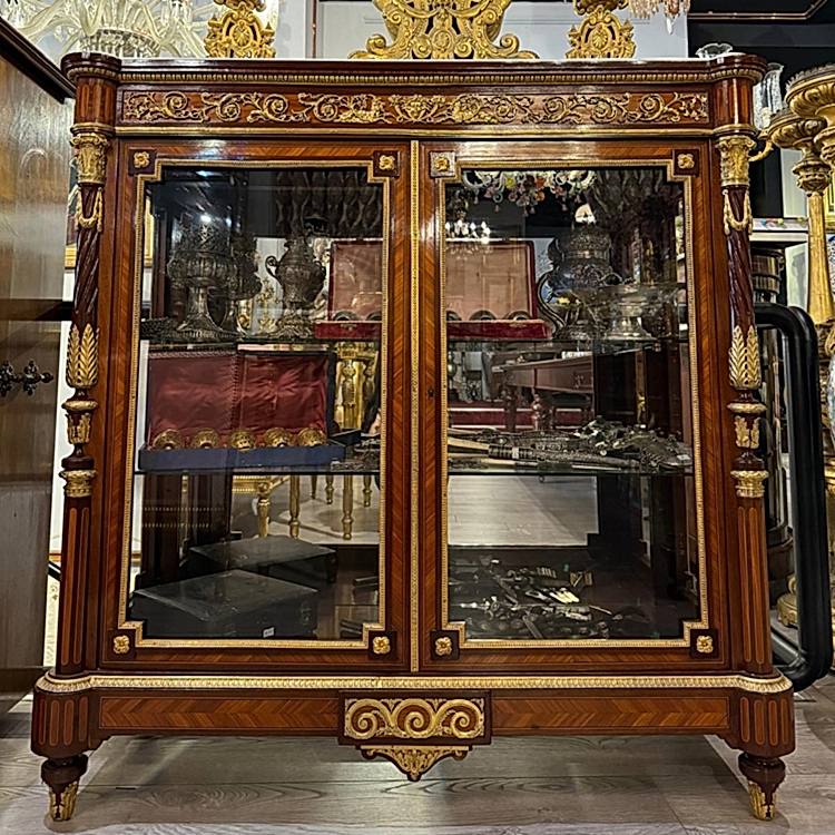 Fransız İmzalı Bronz Detaylı Teşhir Vitrini